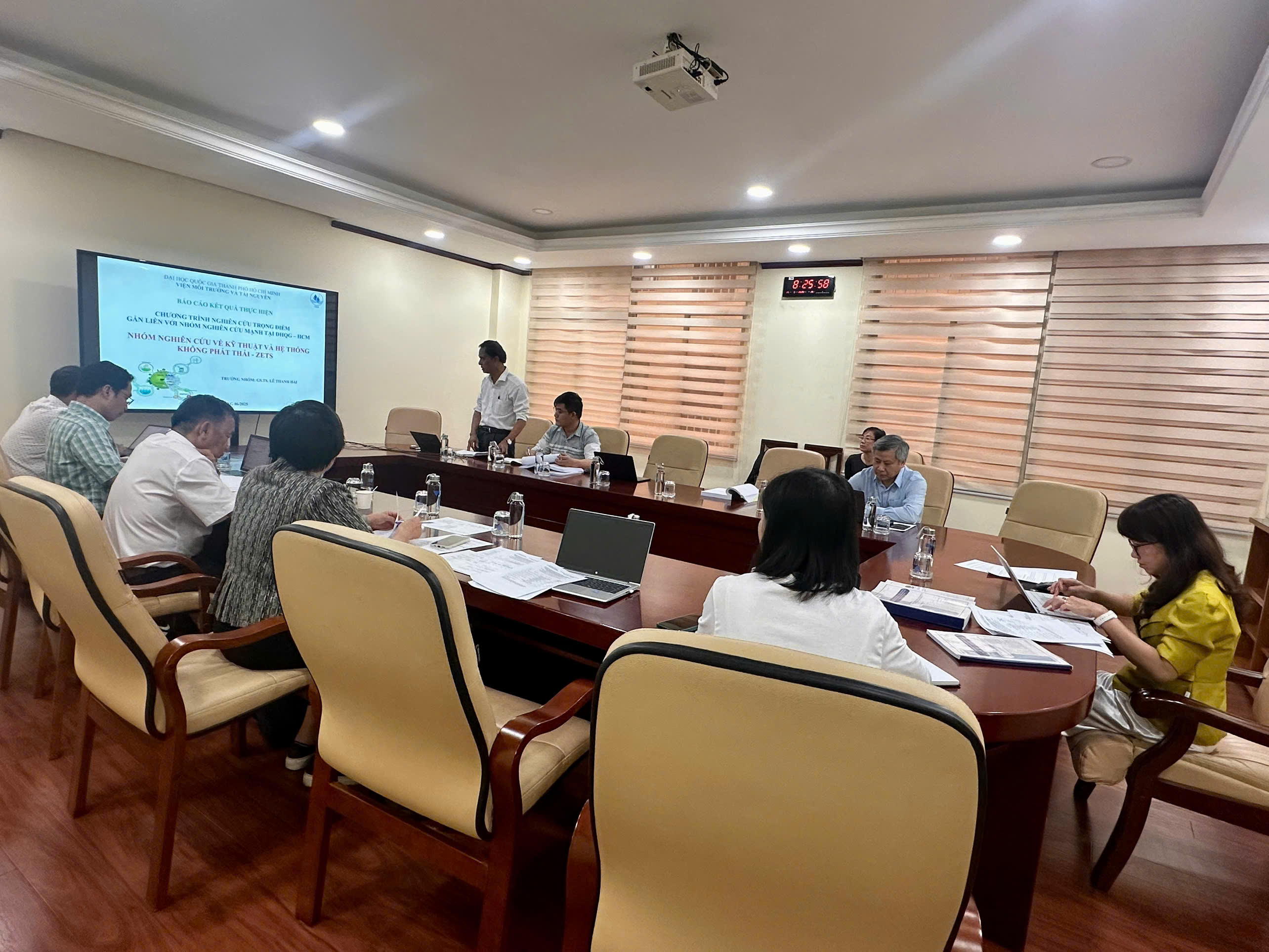 Nghiệm thu chương trình nghiên cứu trọng điểm gắn liền với nhóm nghiên cứu mạnh về Kỹ thuật và hệ thống không phát thải